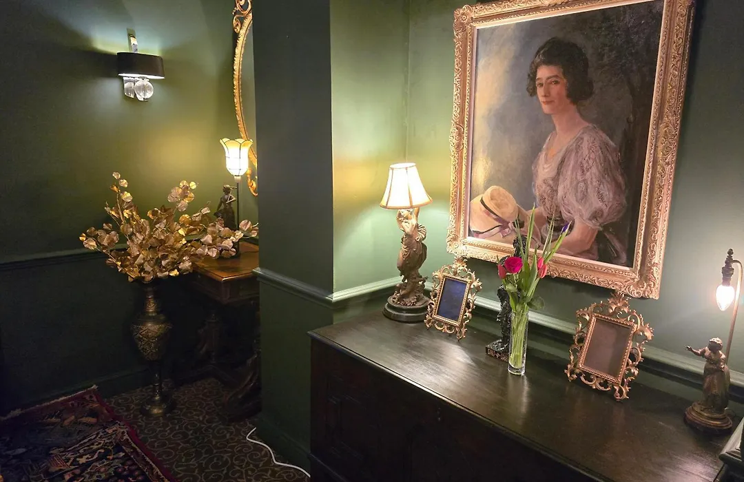 Queens Court Hotel-1